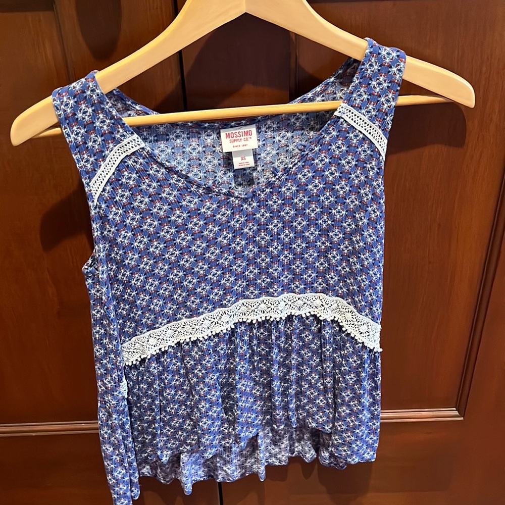 Flowy top. Size XS. Good Condition!